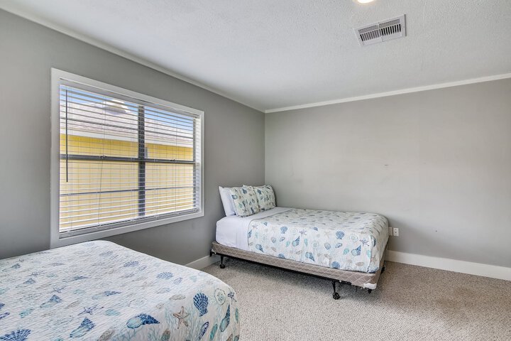 Room 10 of 32
