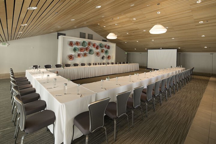 Belamar Hotel Manhattan Beach Tapestry Collection by Hilton