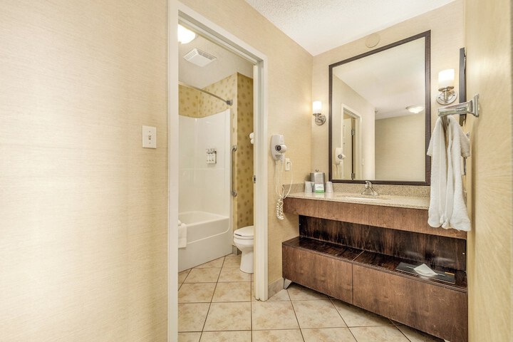 Room 34 of 200