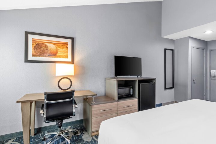 Quality Inn Shawnee North I-40