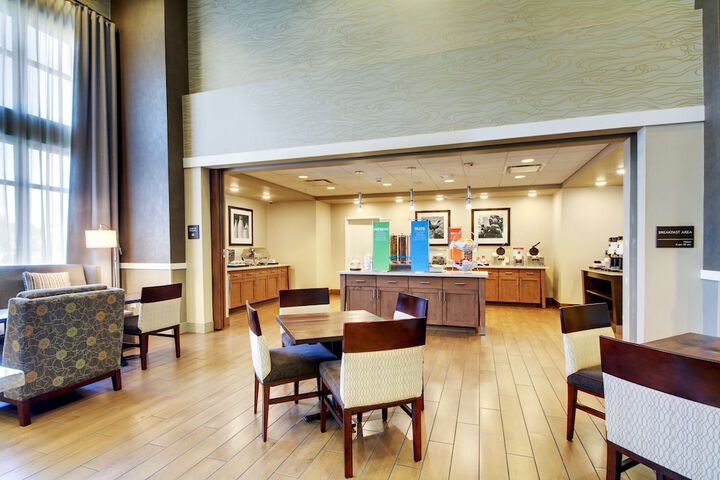 Hampton Inn & Suites Milwaukee West