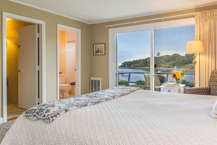 Dockside Guest Quarters & Restaurant