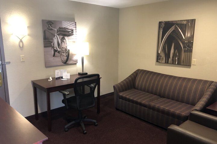 Ivy Court Inn & Suites