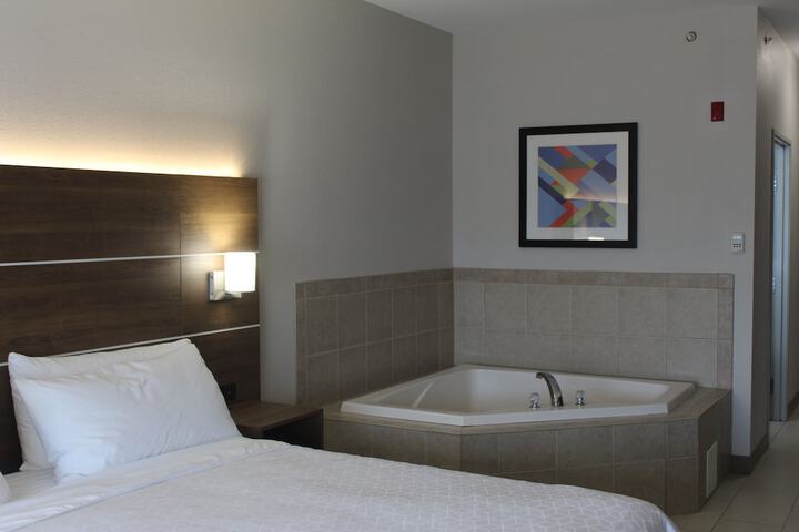 Holiday Inn Express & Suites Waukegan by IHG