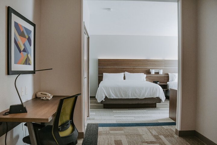 Room 33 of 77