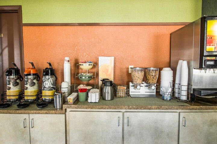 Breakfast/Coffee Service 22 of 24