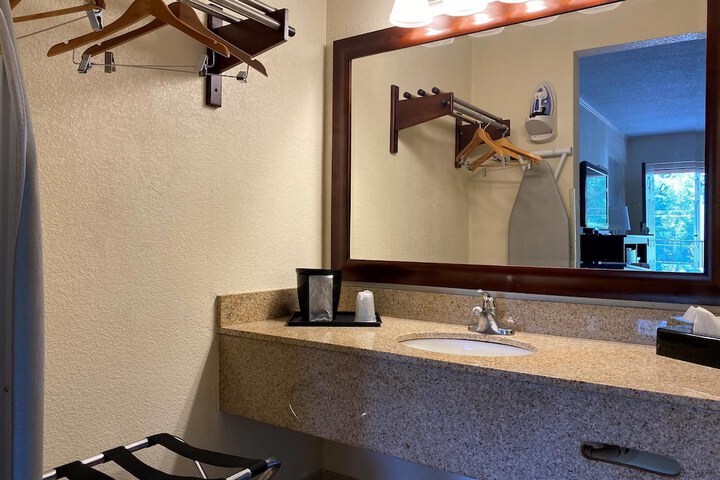Travelers Inn & Suites Forest City
