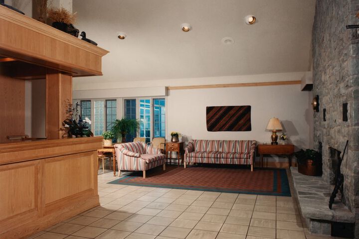 Ballroom/Hall 12 of 13