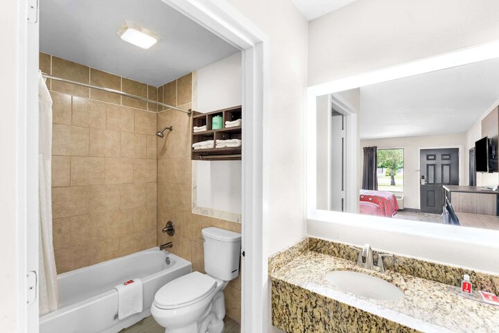Econo Lodge Inn & Suites Ocean Springs - Biloxi