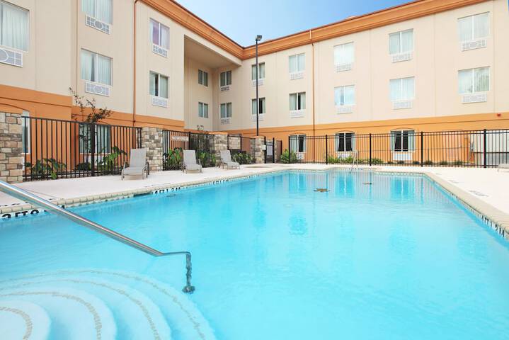 Holiday Inn Express & Suites Marshall by IHG