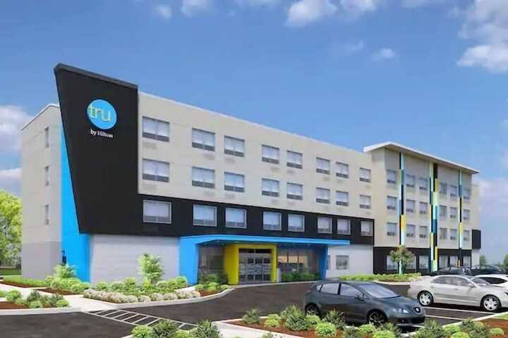 Tru by Hilton Lathrop CA