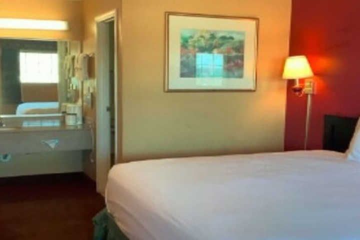Room 13 of 33