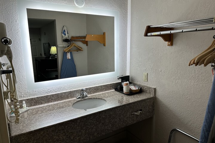 Room 27 of 40