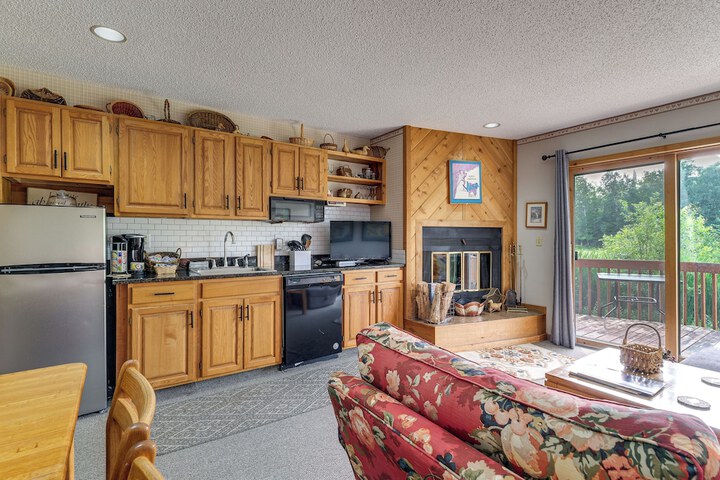 Condo on First Green w / Deck at Schuss Mountain!