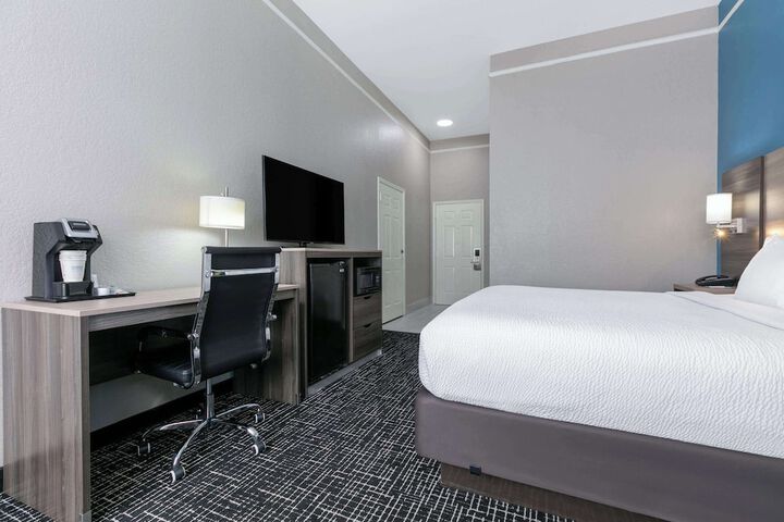 Room 13 of 34