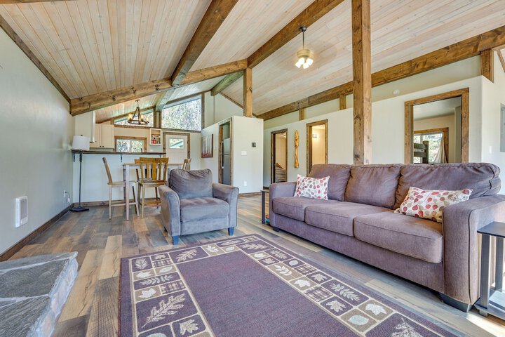 Donnelly Cabin w / Fire Pit: 5 Mi to Boat & Ski!