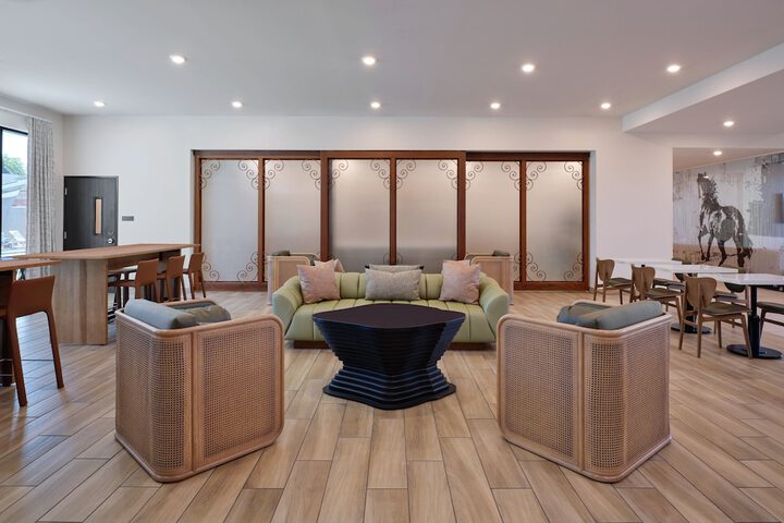 Lounge 54 of 61