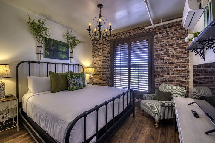Room 17 of 28