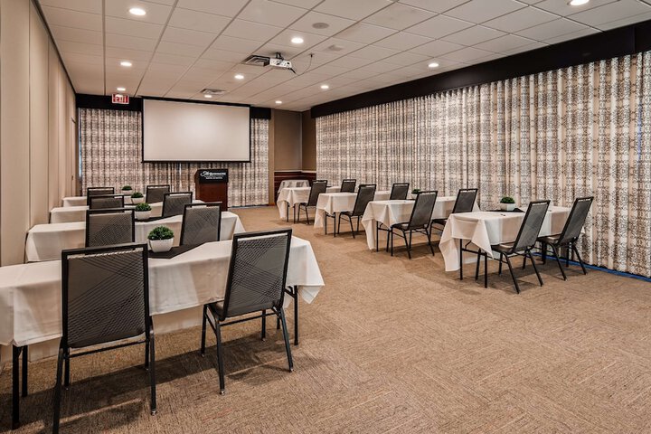 The Rushmore Hotel & Suites BW Premier Collection
