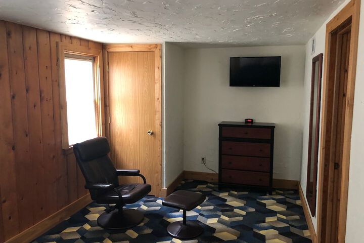 Room 32 of 98