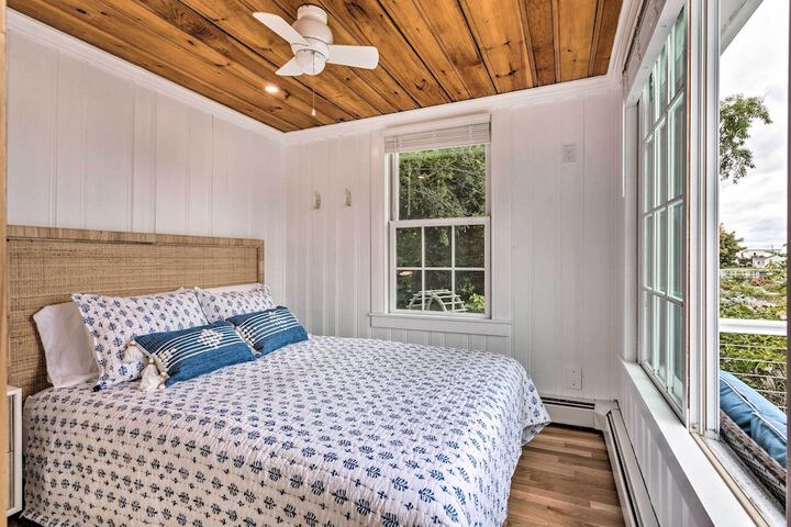 Charming Bristol Cottage w / Private Beach!