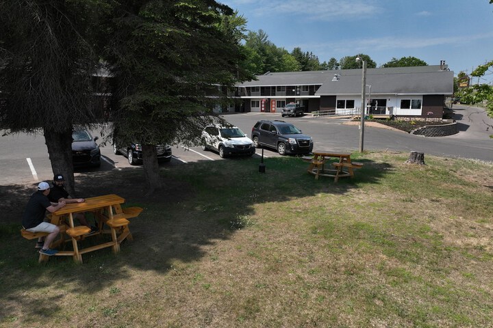 Cedar Motor Inn