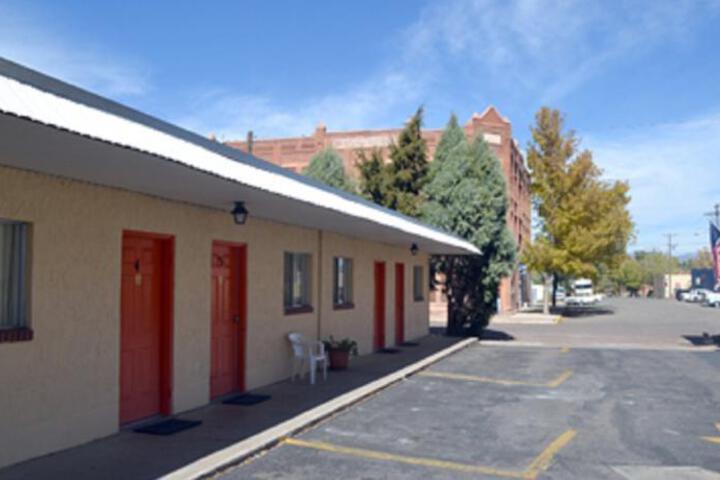 RIVIERA MOTEL