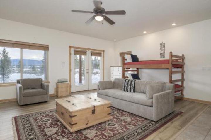 Mountain Peak 3.5 Bathrooms Home