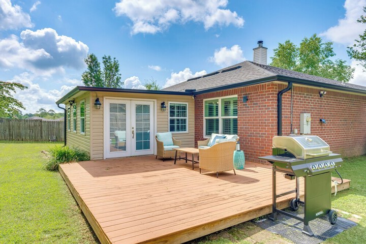 Spacious Home w / Sunroom 15 Mi to Pensacola!