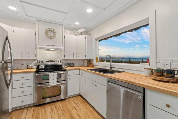 Cozy Coastal Getaway • Panoramic Ocean Views