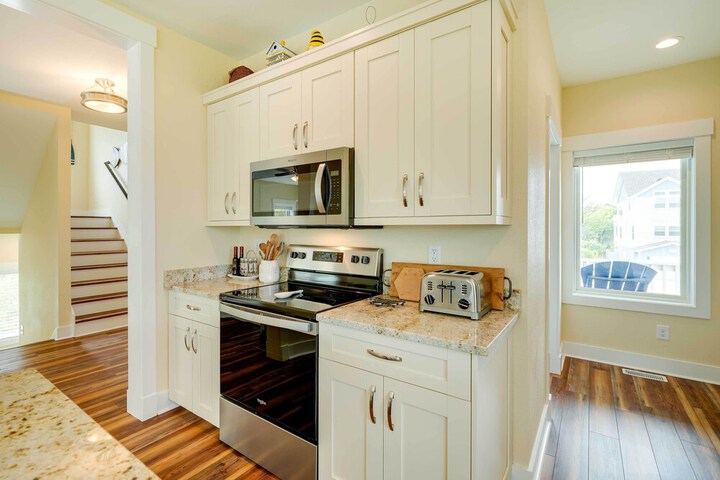 Corolla Vacation Rental w / Pool Walk to Beach!
