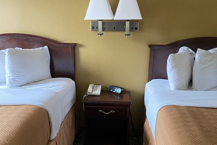 Travelodge by Wyndham La Porte / Michigan City Area