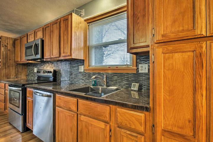 Stockton Lake Escape w / Kitchen Half Mile to Lake