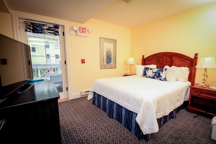 Room 33 of 70