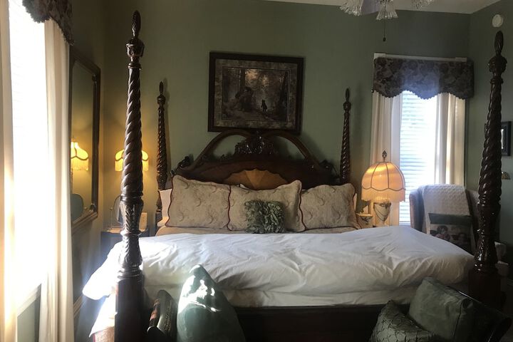 Historic Iron Horse Inn