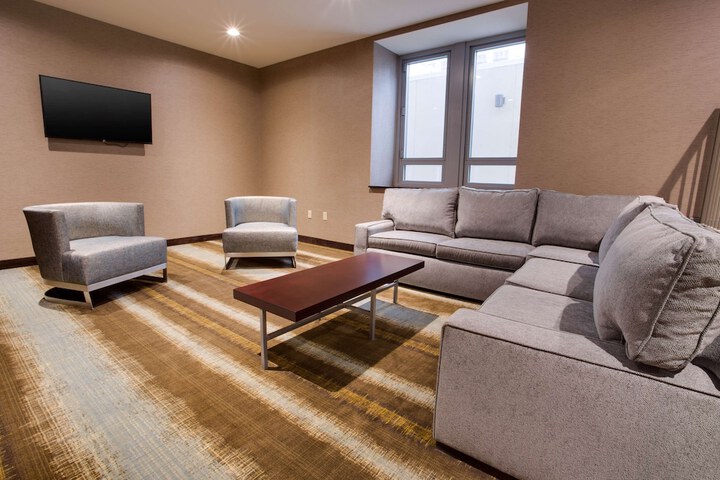 Lounge 52 of 62