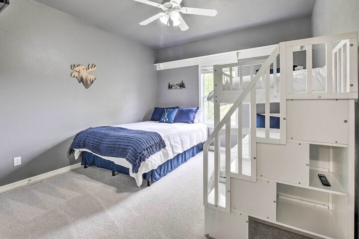 Bella Vista Home w / Yard: Half Mile to Trails!