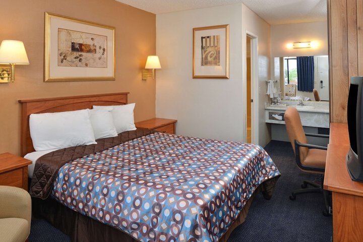 Room 25 of 29