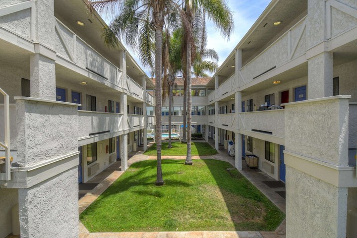 Hotel Exterior 36 of 36
