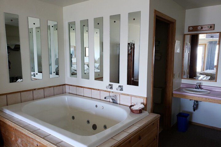 Hot Tub 99 of 102