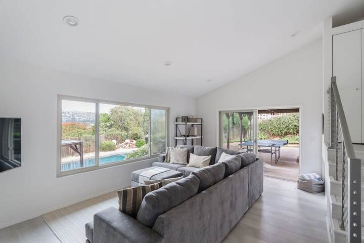 Spacious and Bright 5-bedroom Oasis Pool and Yard