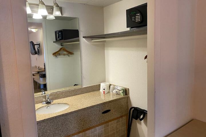 Room 9 of 28