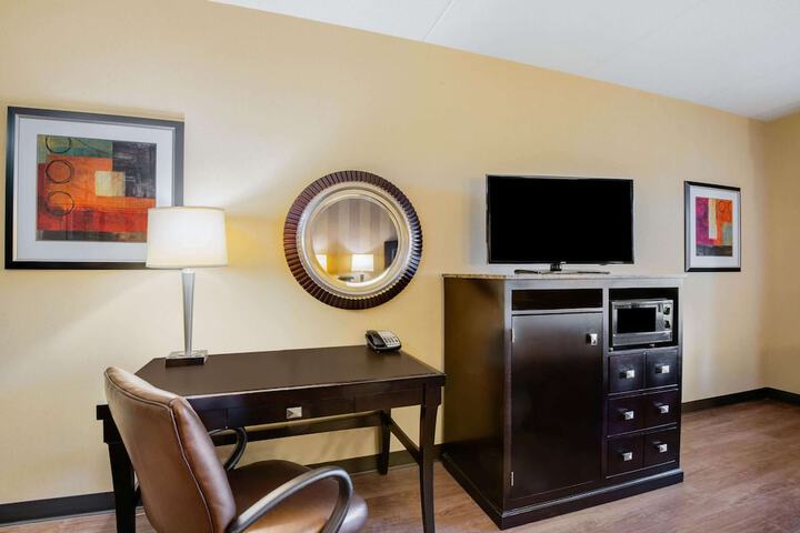 La Quinta Inn & Suites by Wyndham Bel Air / I-95 Exit 77A