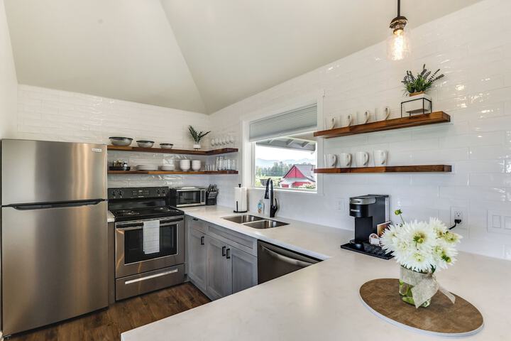 Idyllic Enumclaw Studio w / Mount Rainier Views