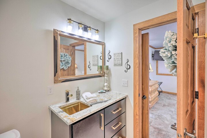 Regal River Retreat in the Heart of Yankton!