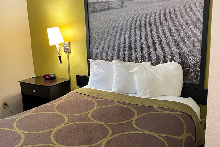 Super 8 by Wyndham Independence IA