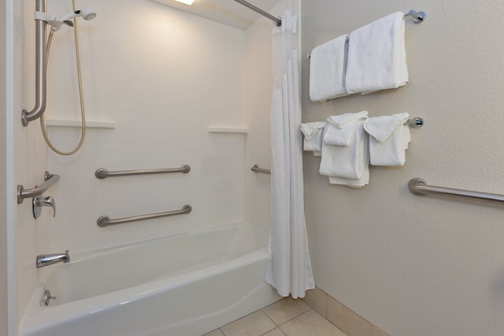 Holiday Inn Express & Suites Petoskey by IHG