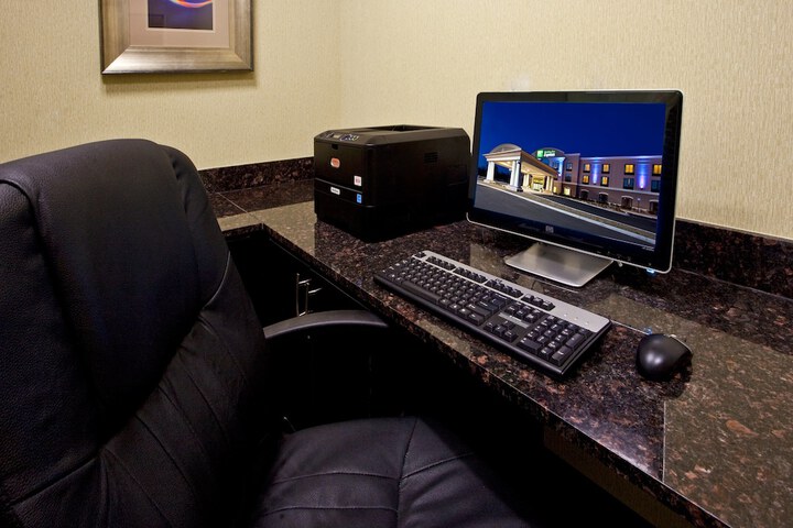 Holiday Inn Express & Suites Perry by IHG