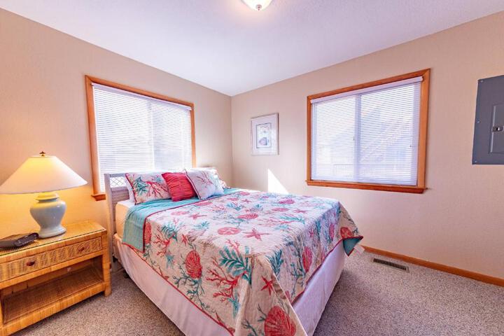 Duck R Way - Poteskeet Ocean View, 260 Yds to Beach, Pool, Hot Tub, Walk to Downtown Duck