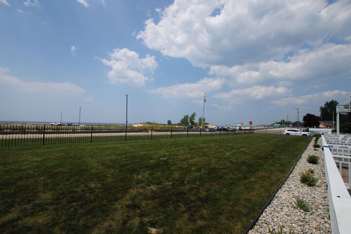 Snyders Shoreline Inn
